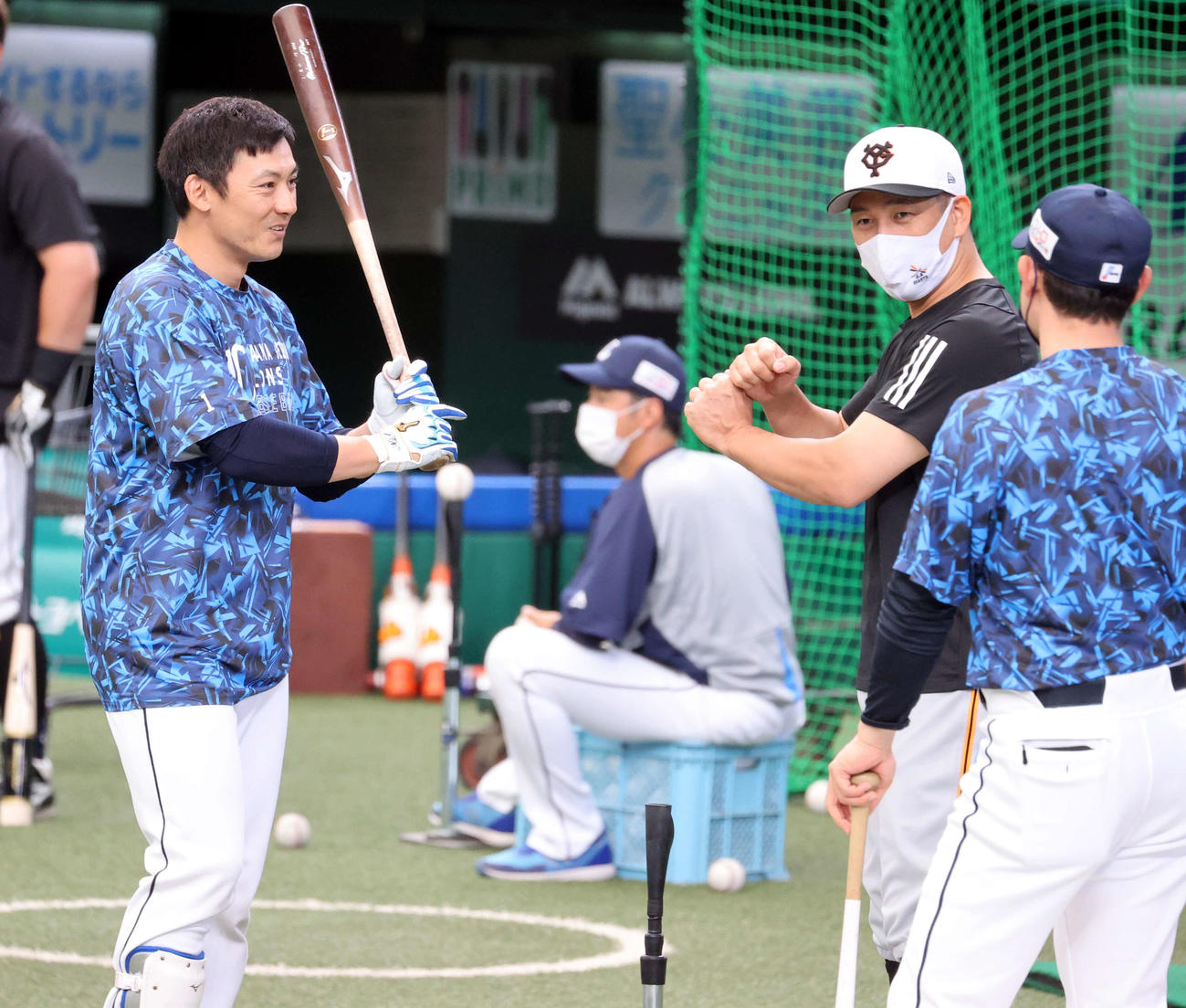 西武対巨人　試合前、巨人中島（右）と打撃談議する西武栗山（撮影・浅見桂子）