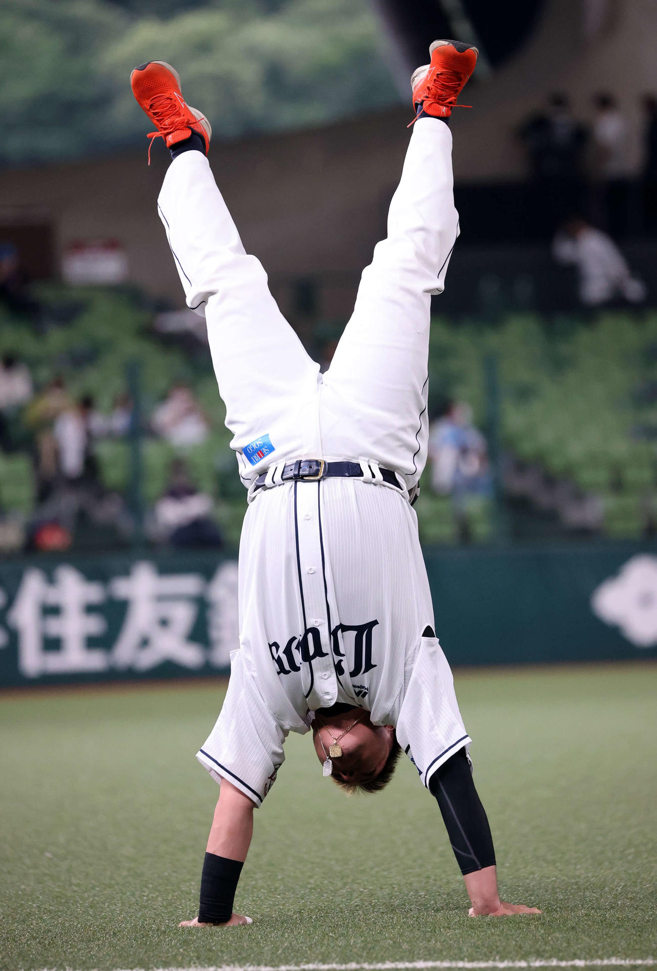 西武対巨人　試合前、倒立する西武山川（撮影・浅見桂子）