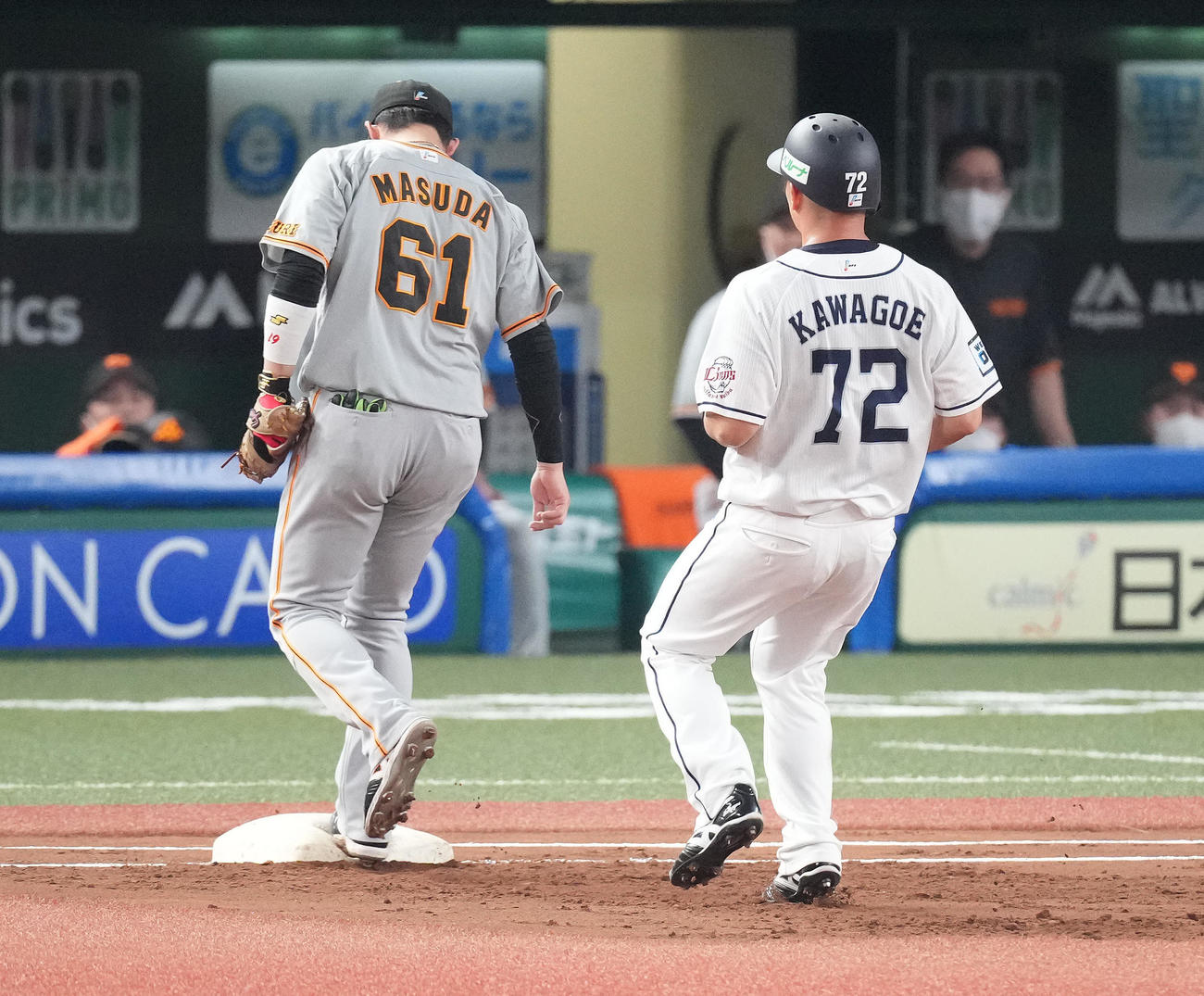 西武対巨人　1回裏西武無死一塁、呉の右飛で塁を飛び出していた一塁走者川越は帰塁できずアウト、併殺となる。一塁手増田陸（撮影・鈴木みどり）