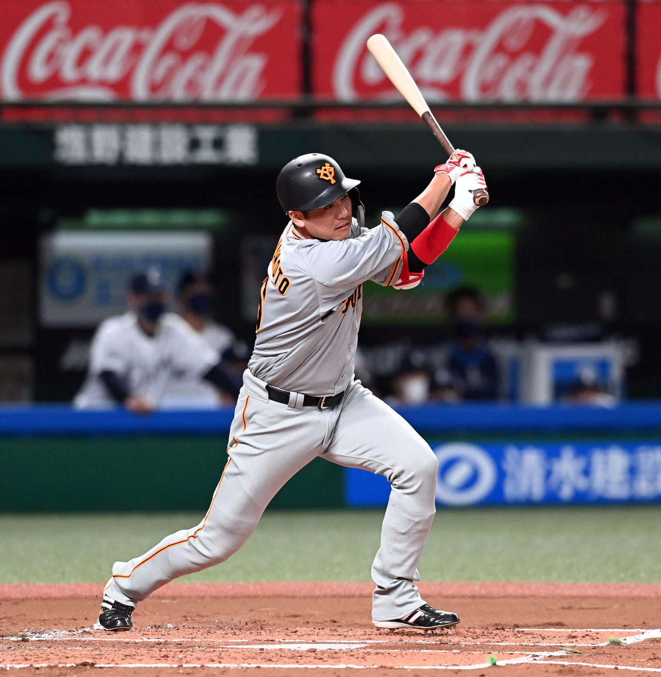 西武対巨人　2回表巨人無死、右前安打を放つ坂本（撮影・たえ見朱実）