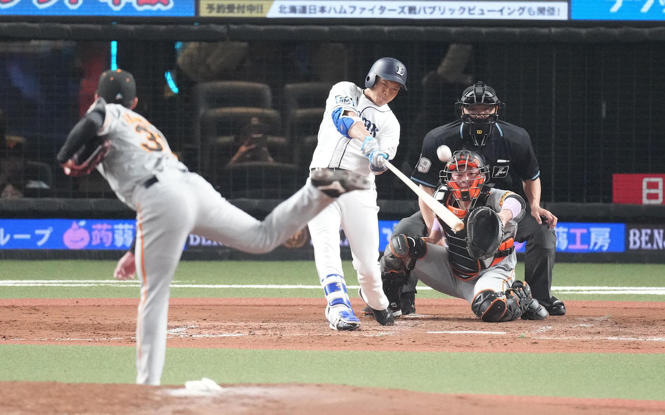 西武対巨人　3回裏西武1死三塁、中犠飛を放つ呉念庭。投手赤星（撮影・鈴木みどり）