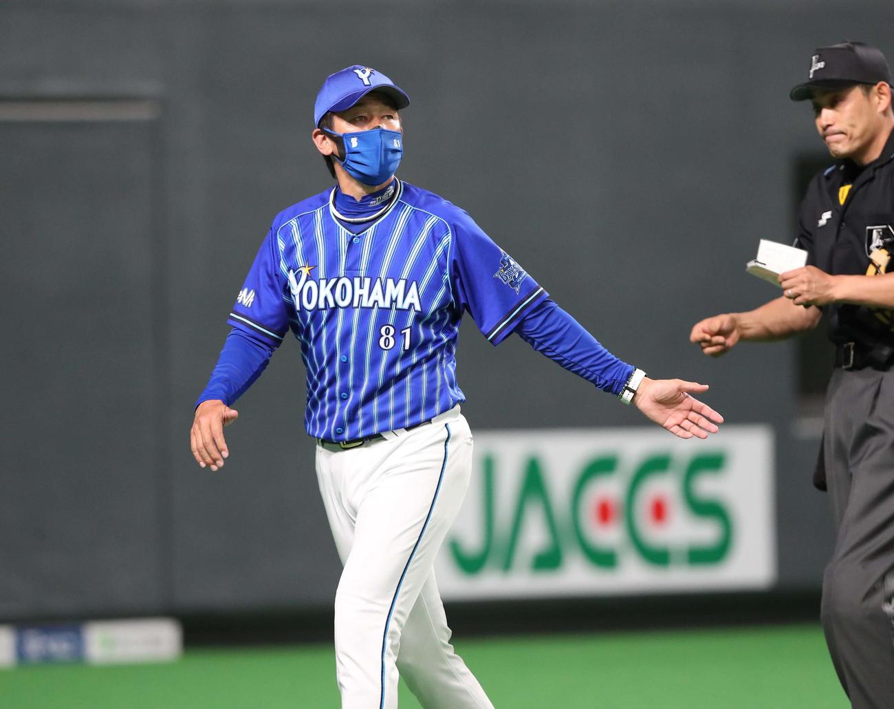 日本ハム対DeNA　投手交代を告げる三浦監督（撮影・黒川智章）