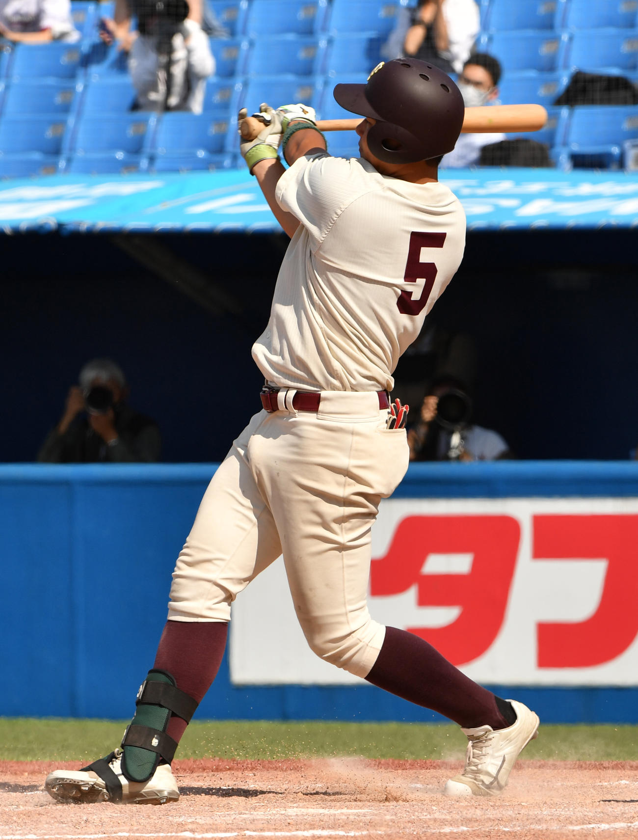 上武大対福岡大　7回裏福岡大2死満塁、松尾龍は一塁強襲適時打を放つ（撮影・柴田隆二）