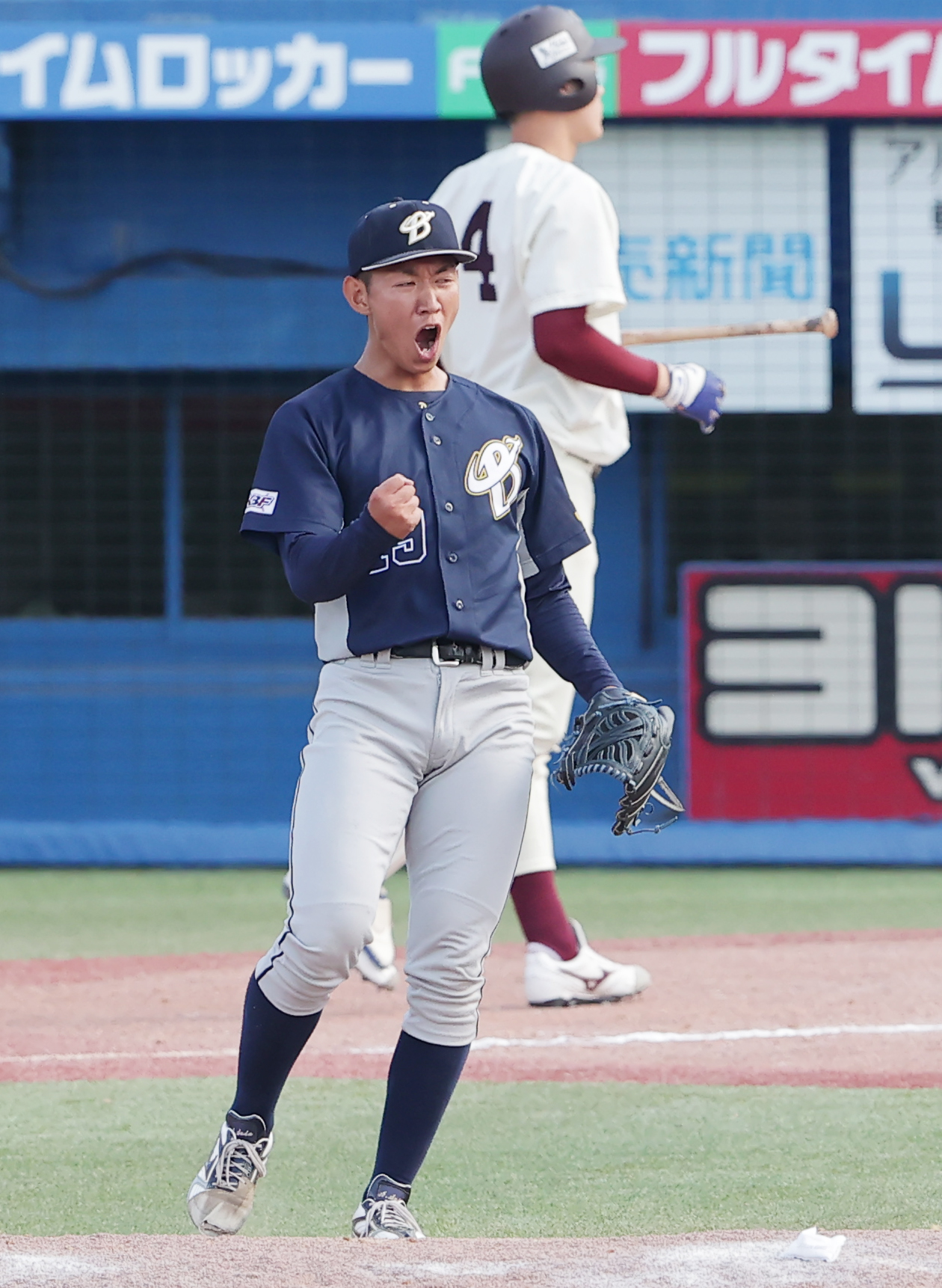 上武大対福岡大　9回裏福岡大2死、今村を見逃し三振に仕留めガッツポーズで勝利を喜ぶ紫藤（撮影・野上伸悟）