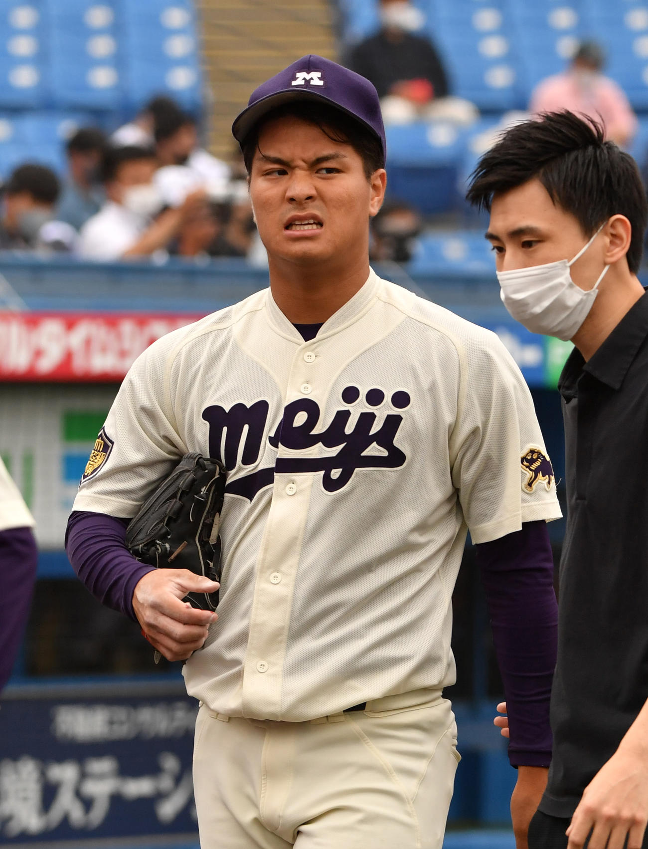 明大対佛教大　2回裏佛教大2死一、二塁、七條の打球を右手に受けた蒔田は負傷降板した（撮影・柴田隆二）