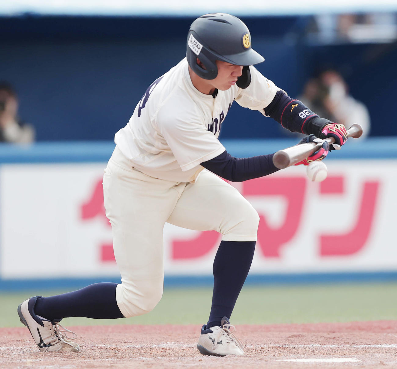 大商大対東日本国際大　4回表大商大無死三塁、投前スクイズを決める福島大（撮影・野上伸悟）