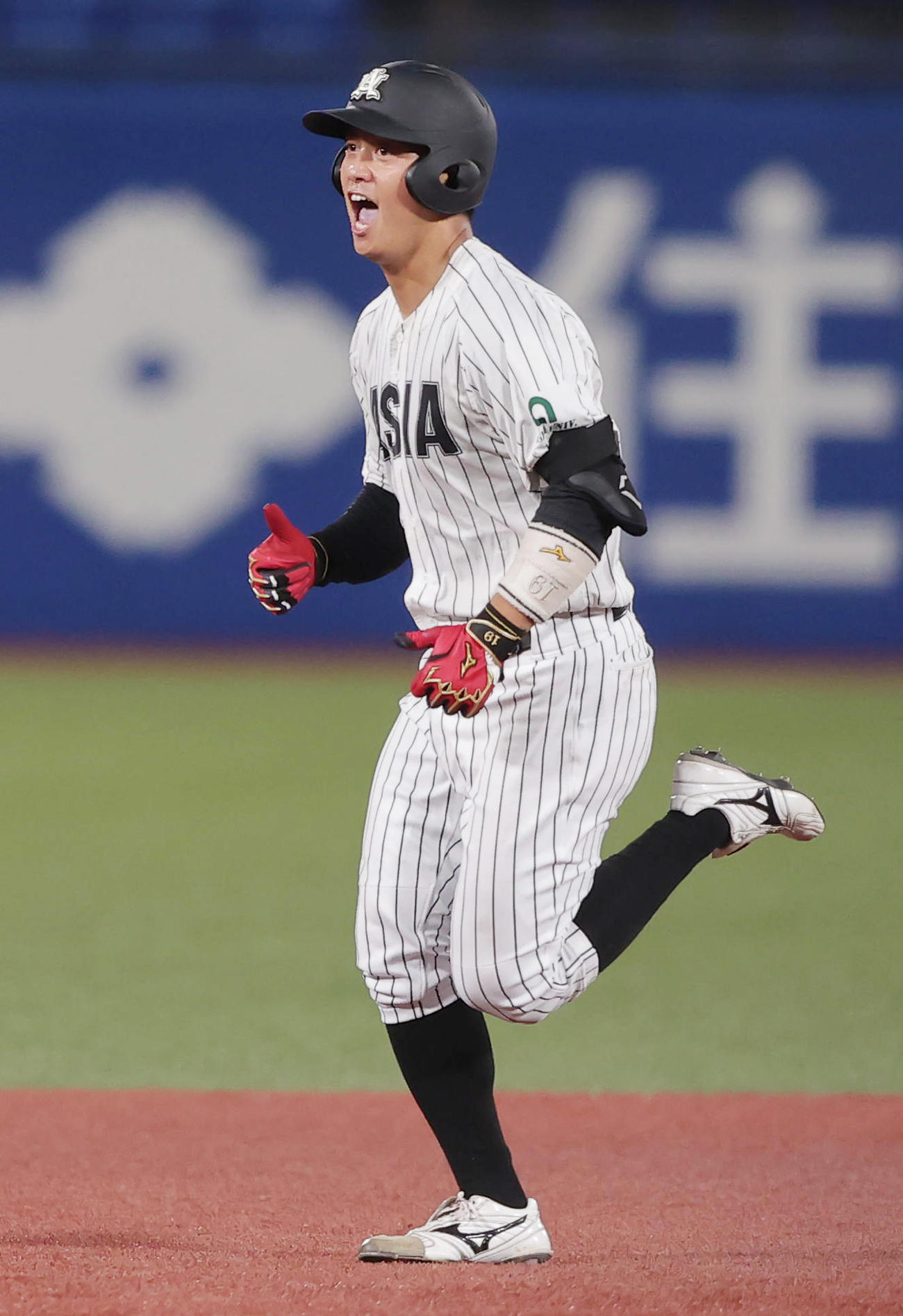 名城大対亜大　力6回裏亜大無死、中越え本塁打を放ち喜ぶ山下（撮影・野上伸悟）