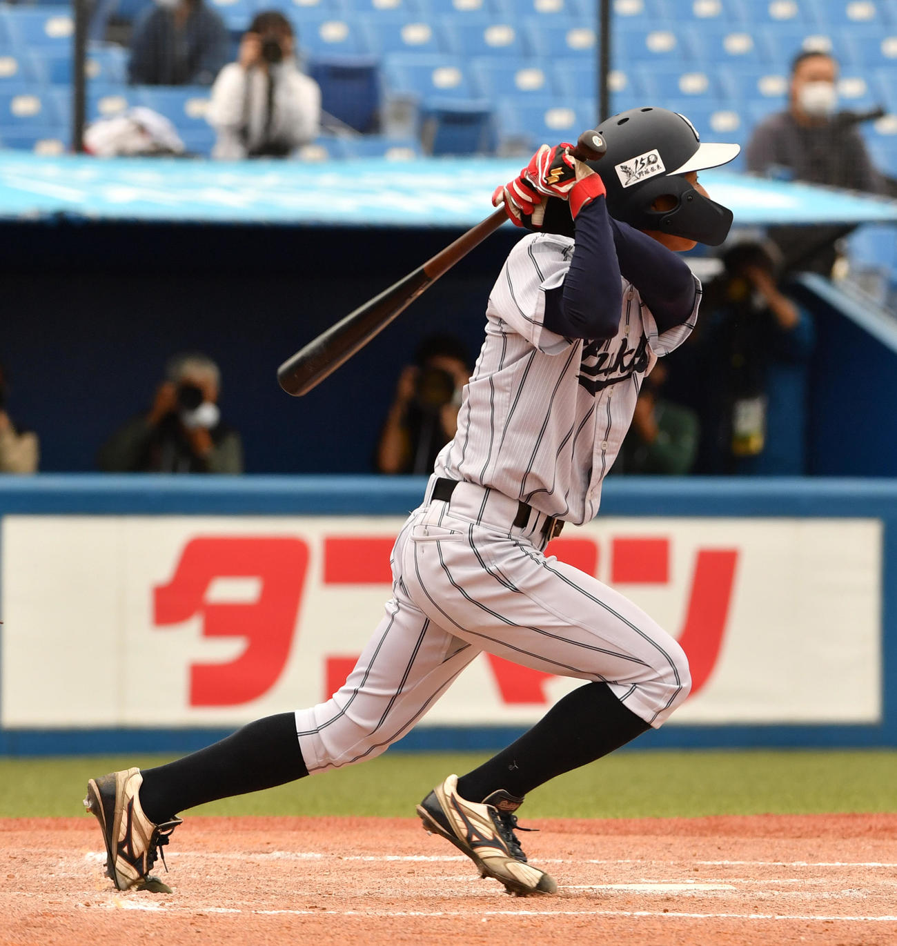 明大対佛教大　2回裏佛教大1死満塁、田中は中犠飛を放つ（撮影・柴田隆二）