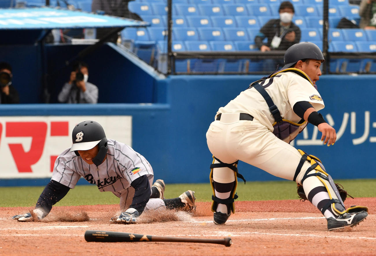 明大対佛教大　4回裏佛教大2死二塁、田中の右前適時打で二塁走者井上が生還する。捕手蓑尾（撮影・柴田隆二）