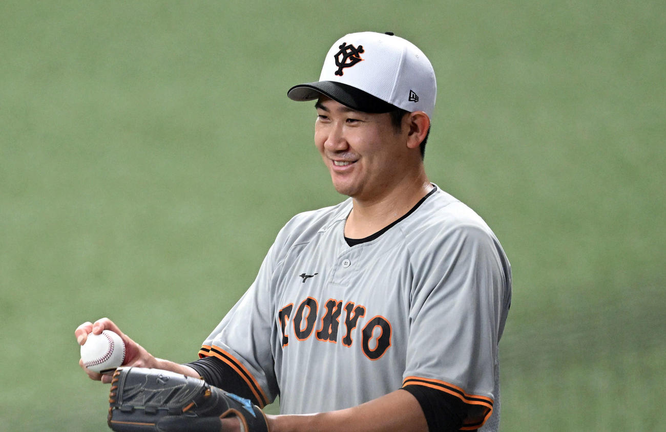 試合前練習のキャッチボールで笑顔の巨人菅野（撮影・滝沢徹郎）