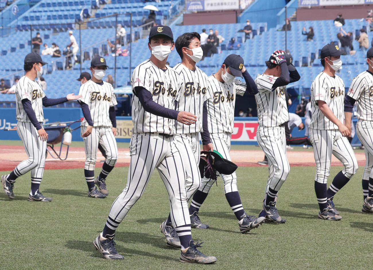 佛教大に敗れ引き揚げる渡部（手前）ら東海大北海道の選手たち（撮影・野上伸悟）