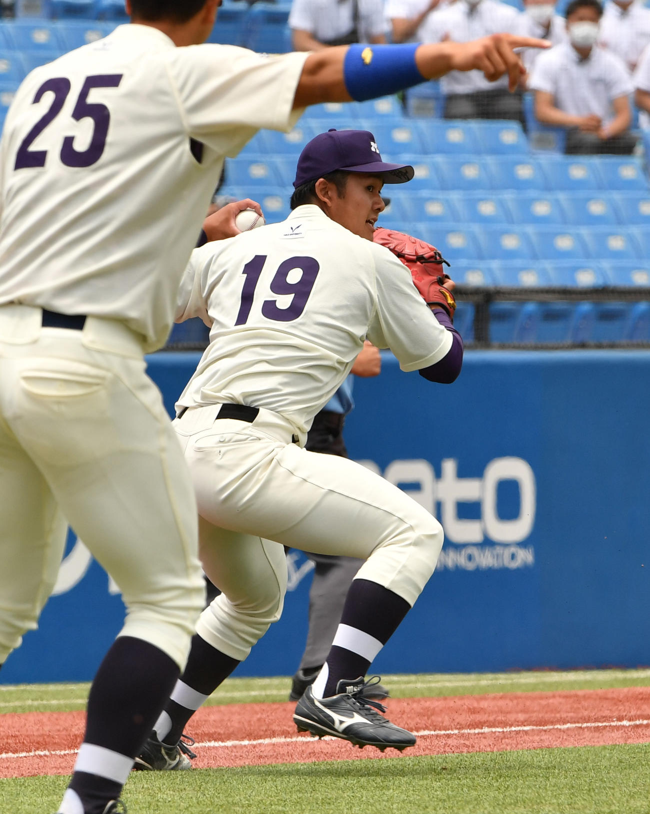 明大対佛教大　タイブレーク10回裏佛教大無死一、二塁、沢崎の送りバントを千葉（右）が一塁に悪送球しサヨナラ負けする（撮影・柴田隆二）