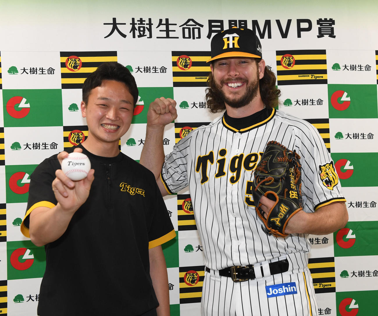 5月の月間MVPを受賞、中西通訳（左）と笑顔で記念撮影する阪神ウィルカーソン（代表撮影）