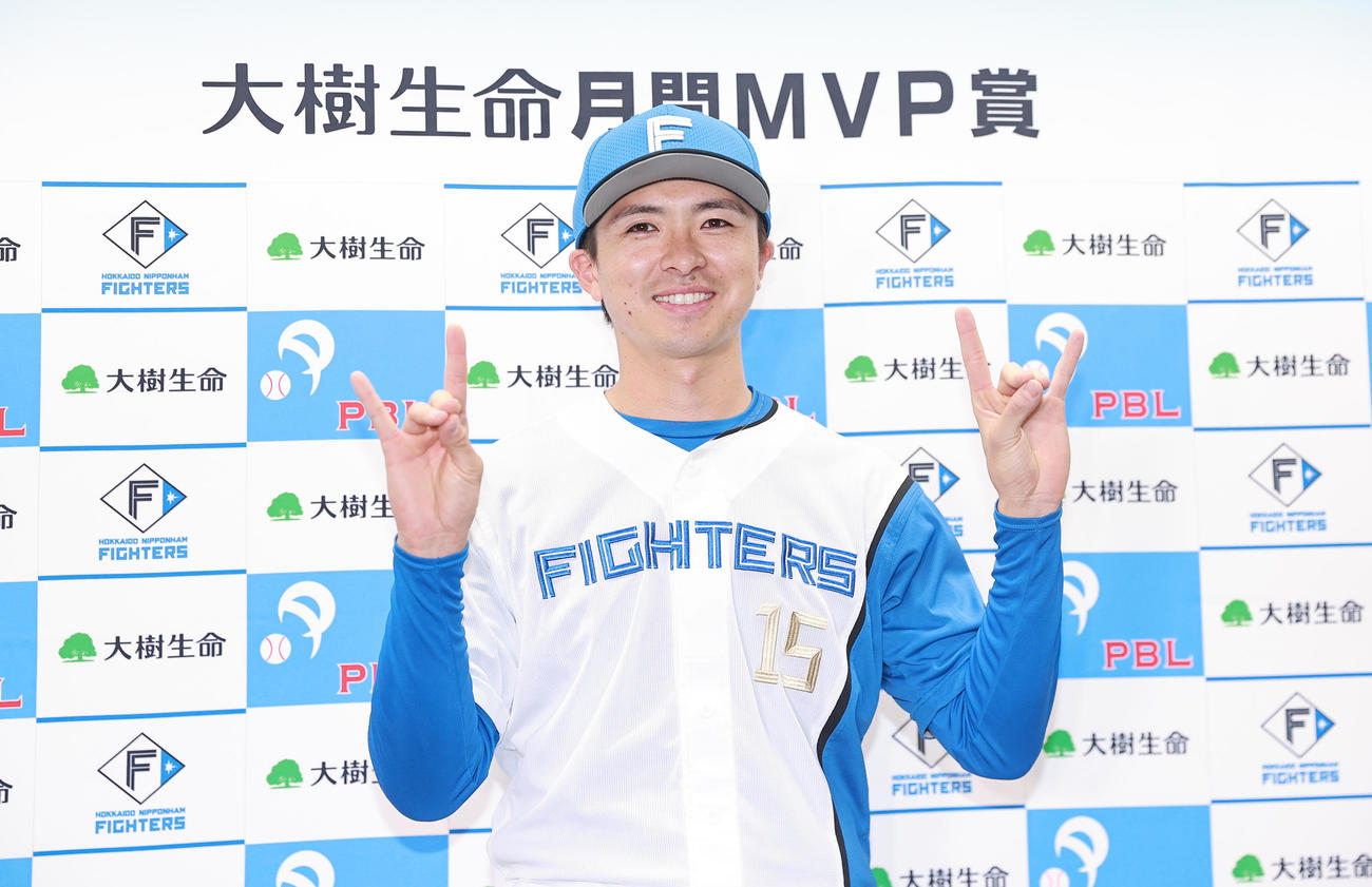 月間MVPを受賞しきつねポーズを決める日本ハム上沢（撮影・佐藤翔太）