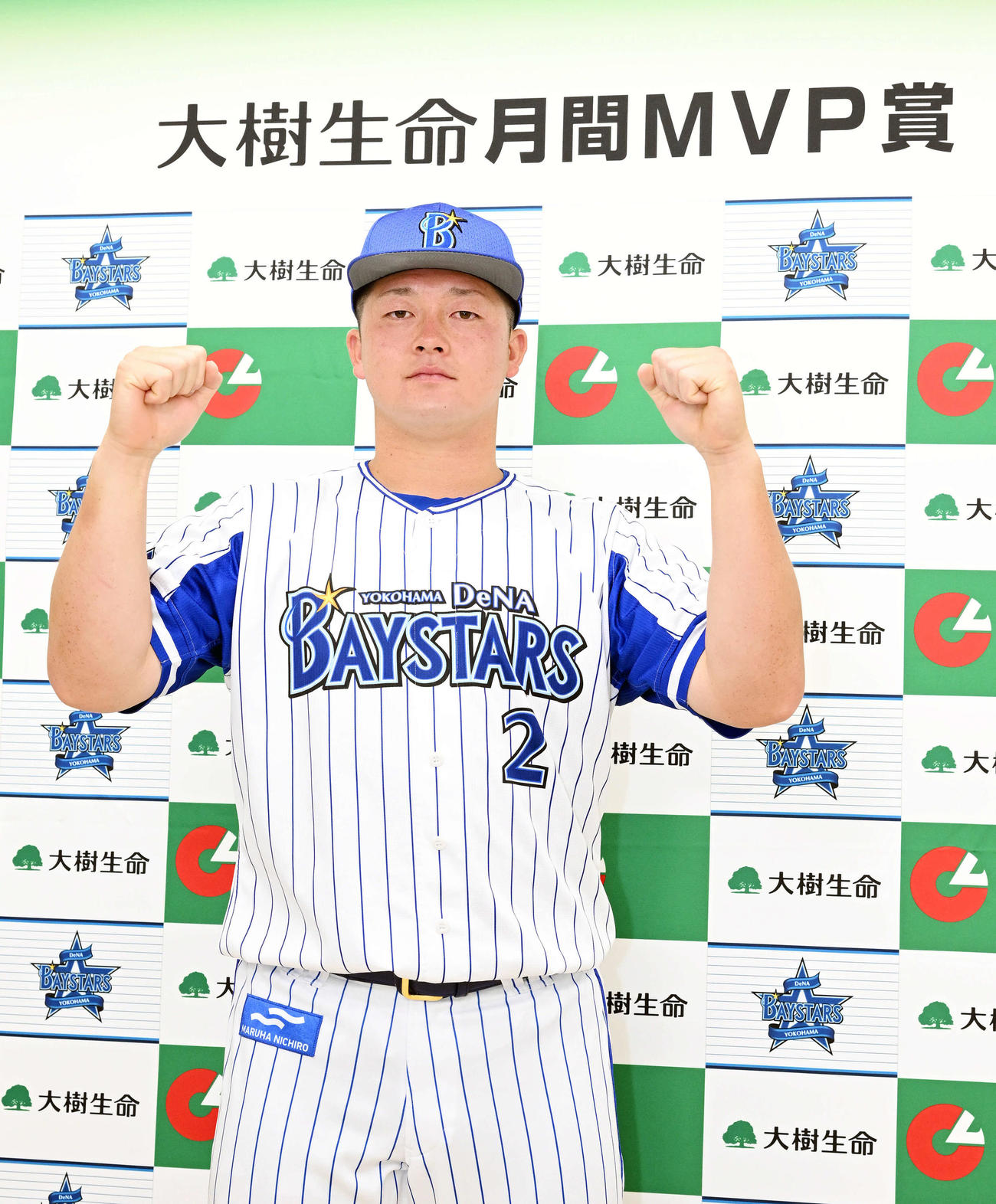 月間MVP賞に選ばれポーズを決めるDeNA牧（撮影・滝沢徹郎）