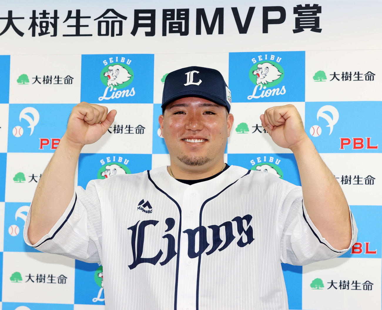 月間MVPに選ばれた西武山川は笑顔でガッツポーズ（撮影・浅見桂子）