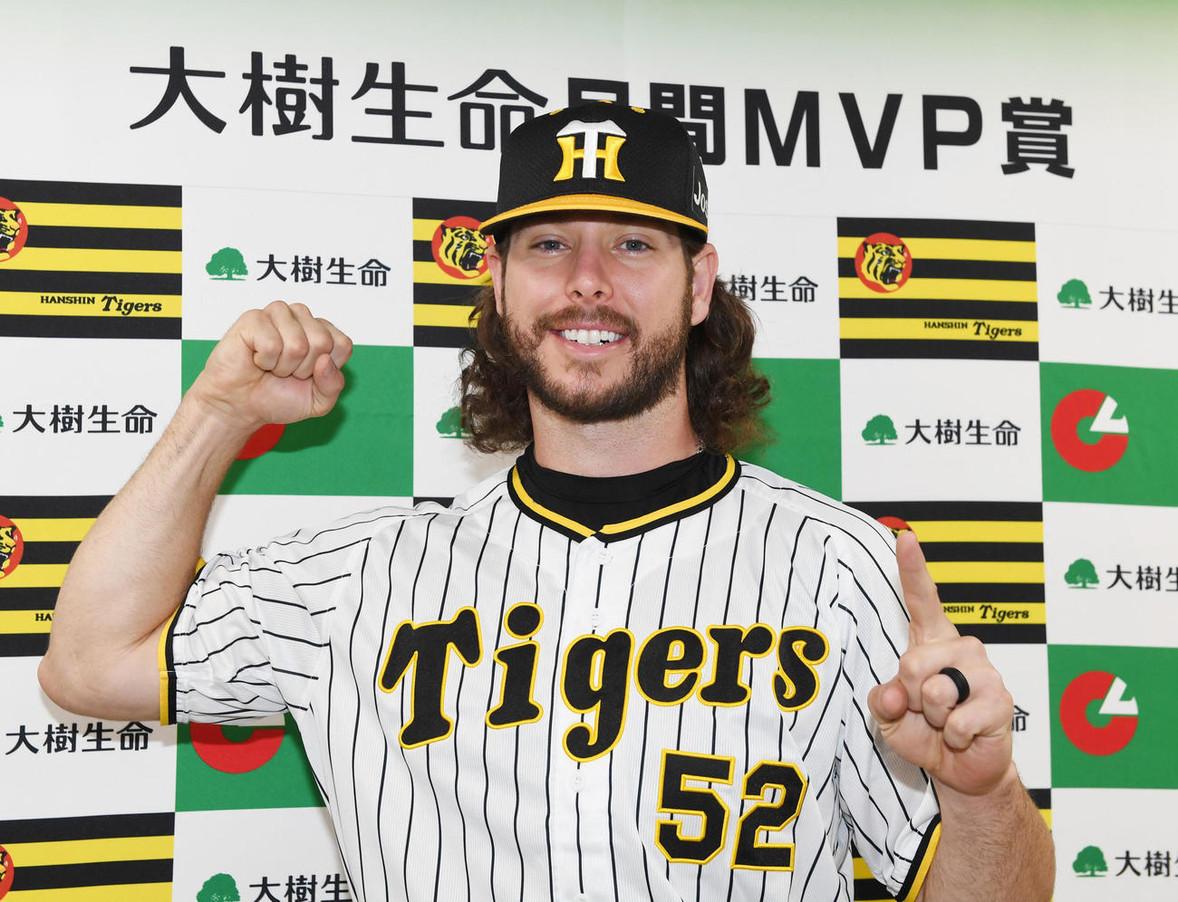 5月の月間MVPを受賞、笑顔で記念撮影を行う阪神ウィルカーソン（代表撮影）