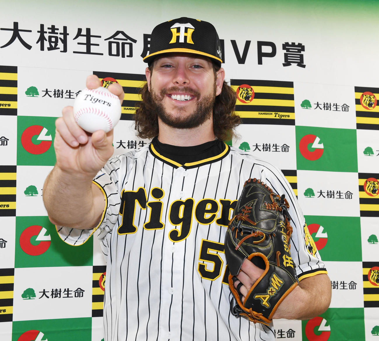5月の月間MVPを受賞、笑顔で記念撮影を行う阪神ウィルカーソン（代表撮影）