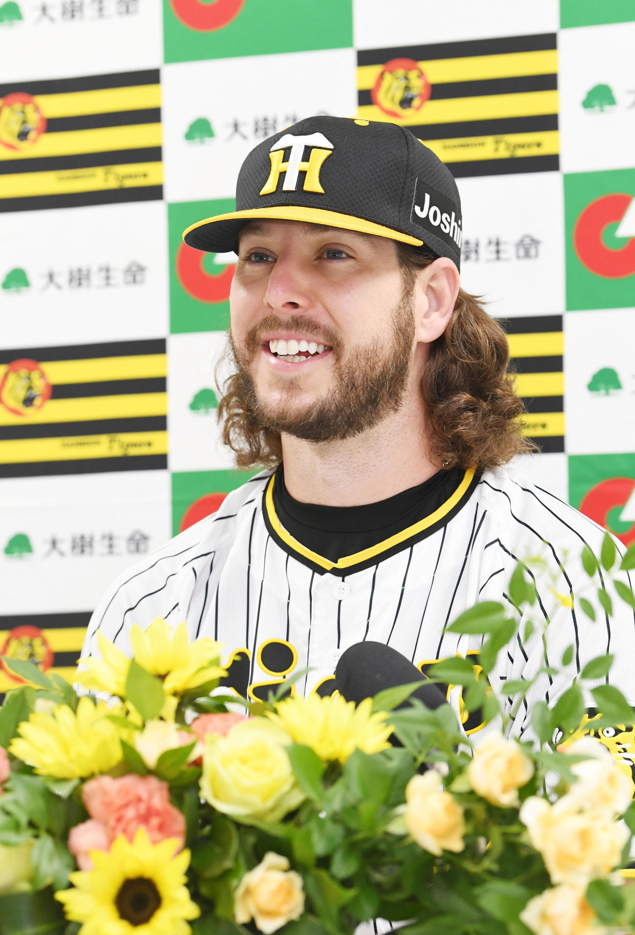 5月の月間MVPを受賞し笑顔で会見する阪神ウィルカーソン（代表撮影）