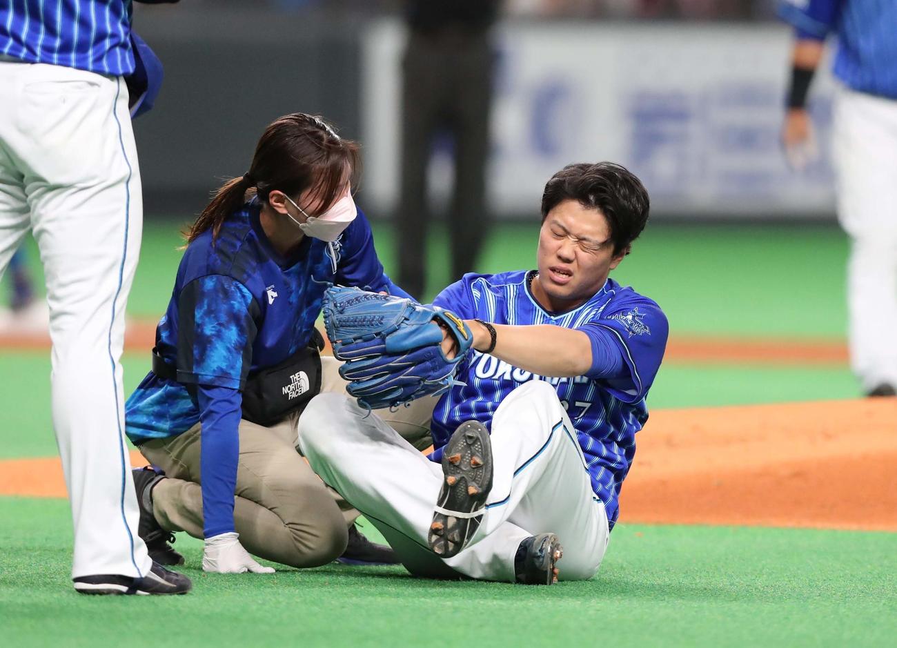 8日、日本ハム戦の3回にベースカバーに走ろうとして転倒し左足を痛めるDeNA上茶谷大河