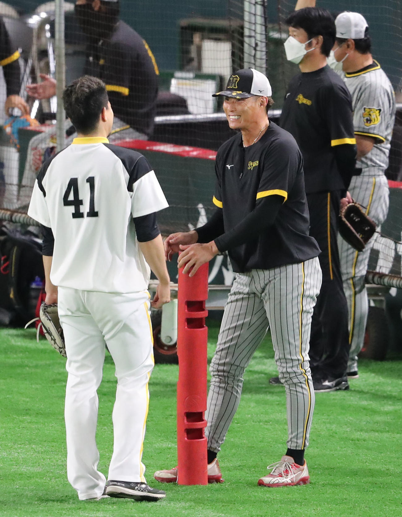 糸井嘉男と話をする千賀滉大（撮影・梅根麻紀）