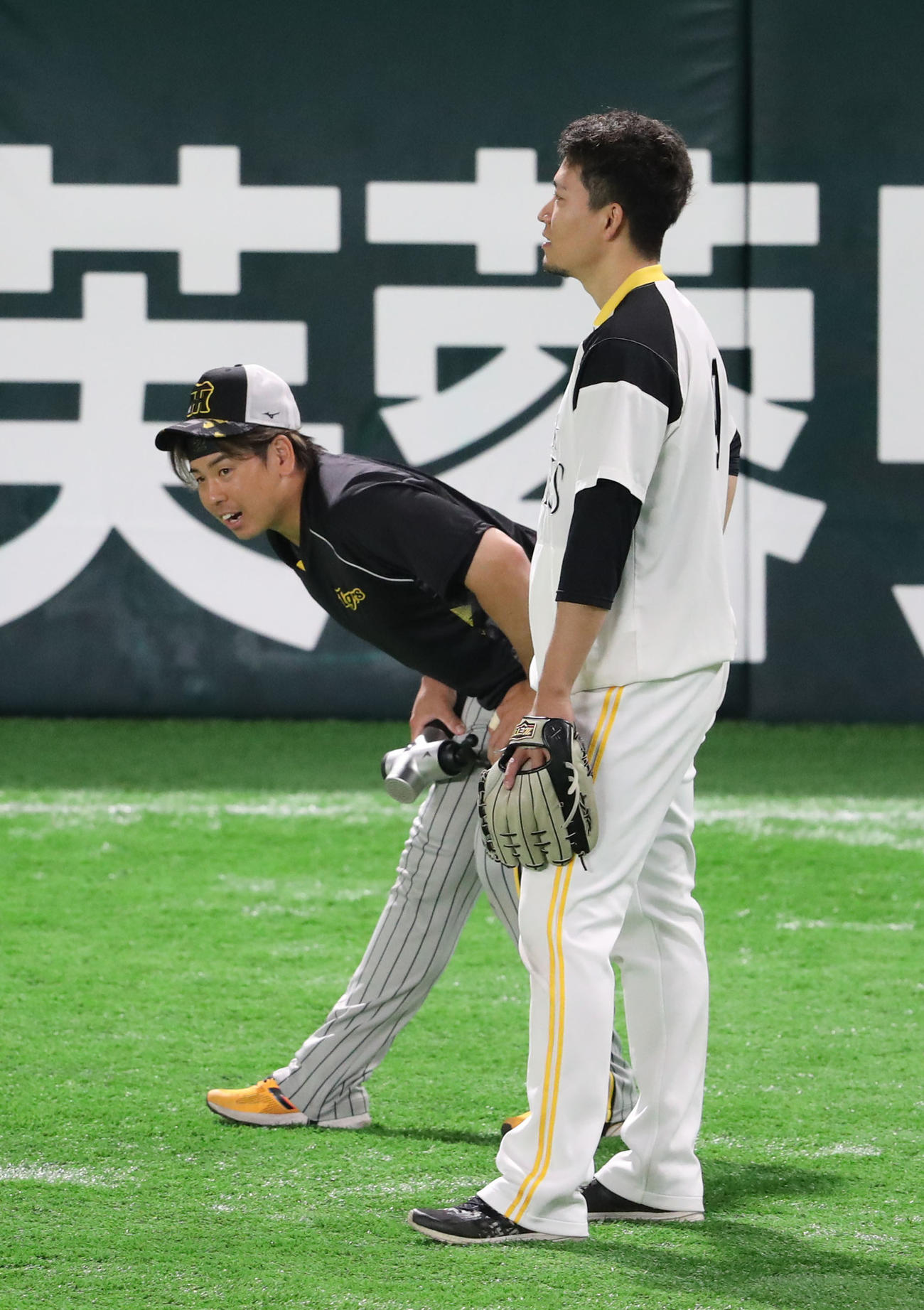 梅野隆太郎と話をする千賀滉大（撮影・梅根麻紀）