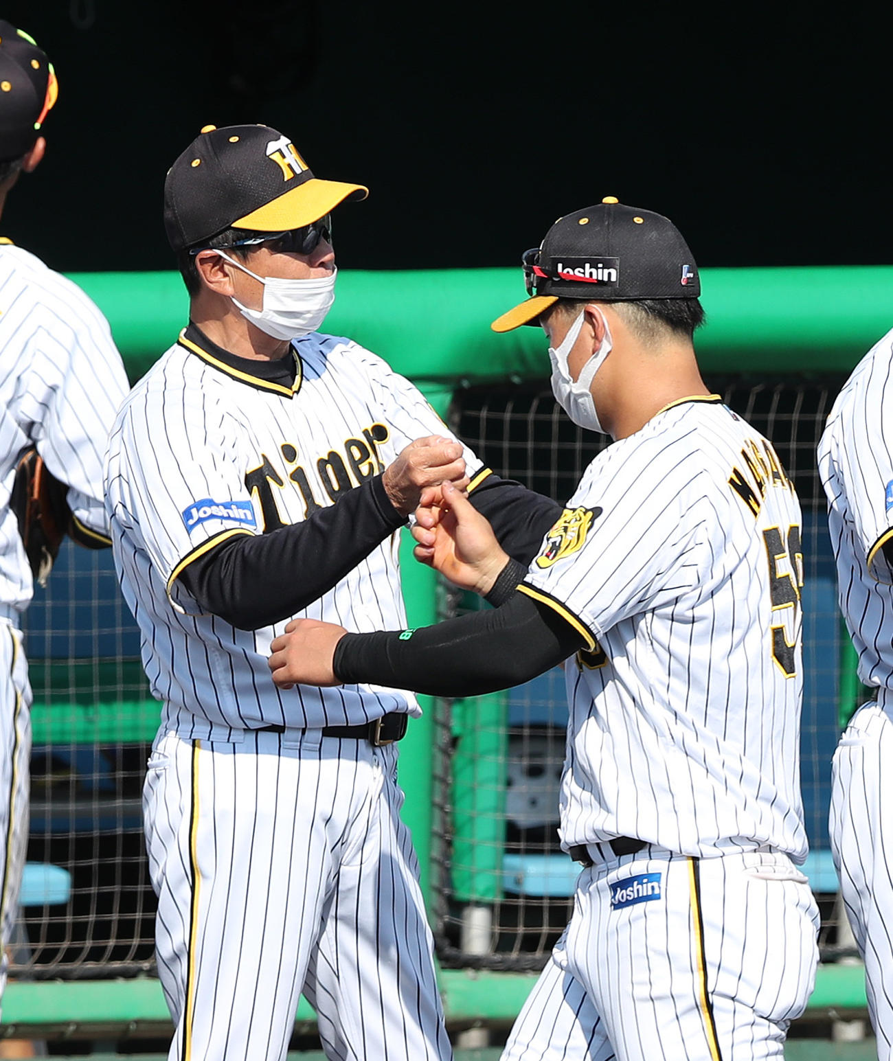 ウエスタン・リーグ阪神対オリックス　オリックスに勝利して連勝を13に伸ばして前川（右）らとグータッチを交わす平田2軍監督（撮影・白石智彦）