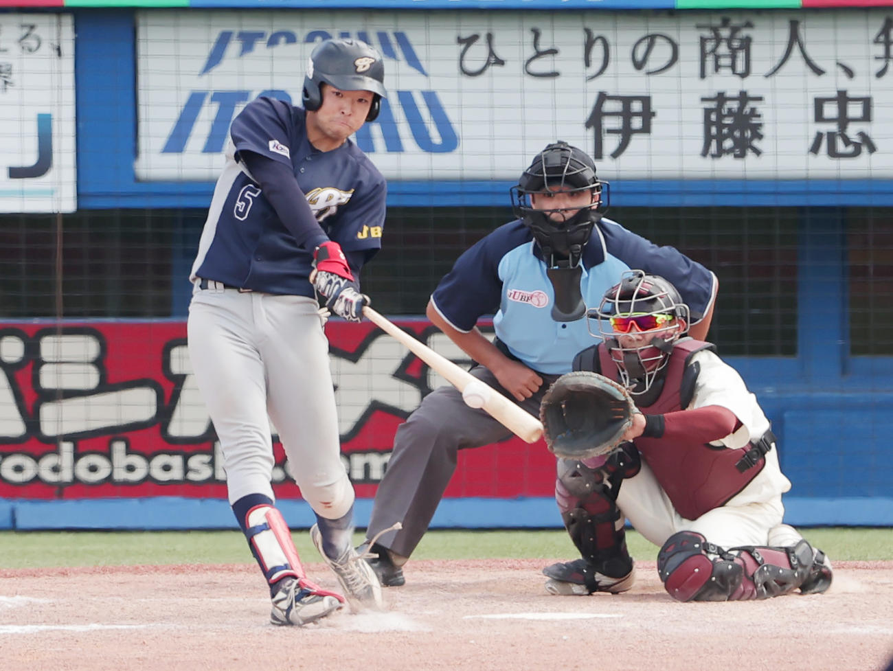 神奈川大対明大　9回表上武大無死二、三塁、右2点適時二塁打を放つ河野（撮影・野上伸悟）