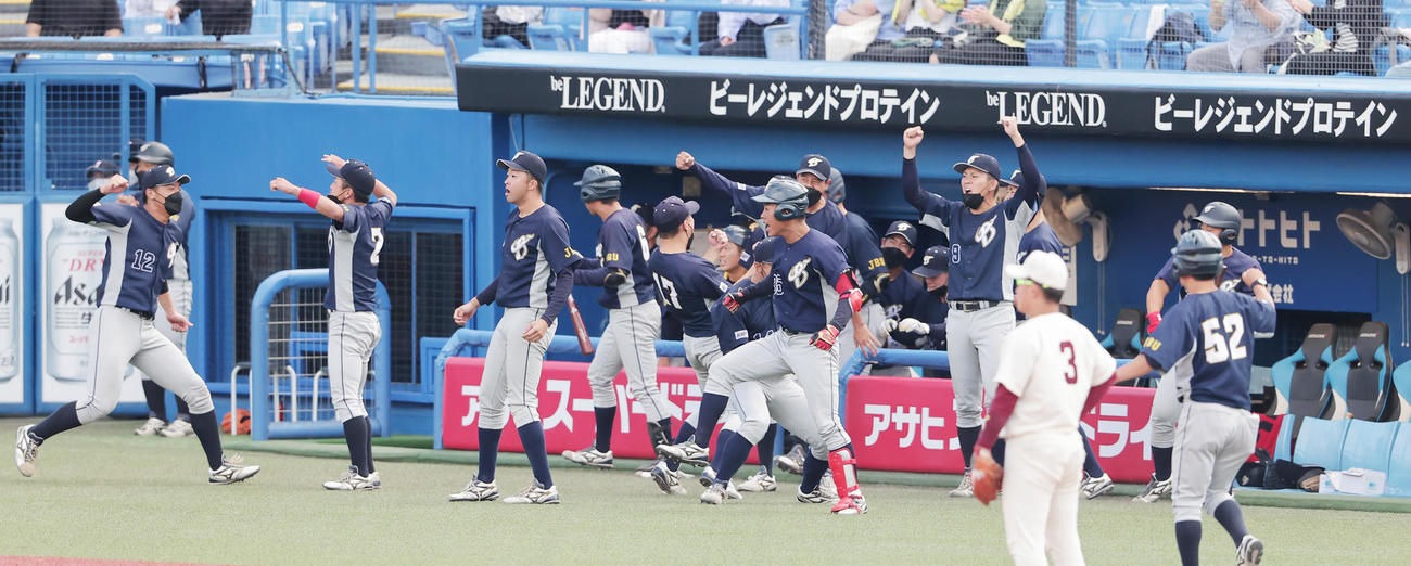 神奈川大対明大　上武大対福岡大　9回表上武大無死二、三塁、河野の右2点適時二塁打に盛り上がるベンチ（撮影・野上伸悟）