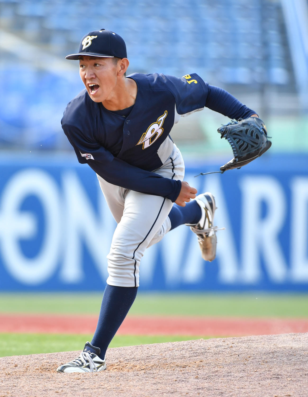上武大対福岡大　7回途中から登板した上武大・紫藤（撮影・柴田隆二）