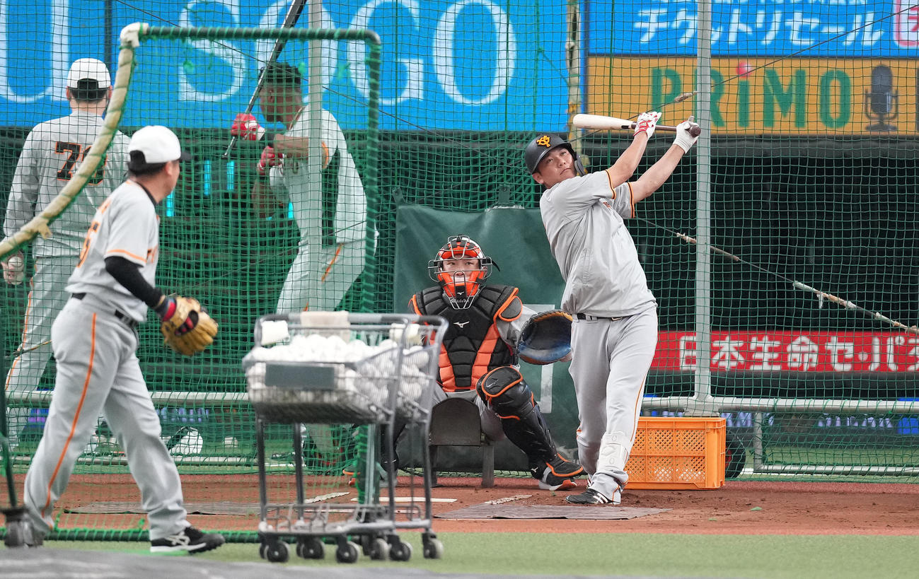 西武対巨人　試合前練習でフリー打撃を行う巨人坂本（撮影・鈴木みどり）