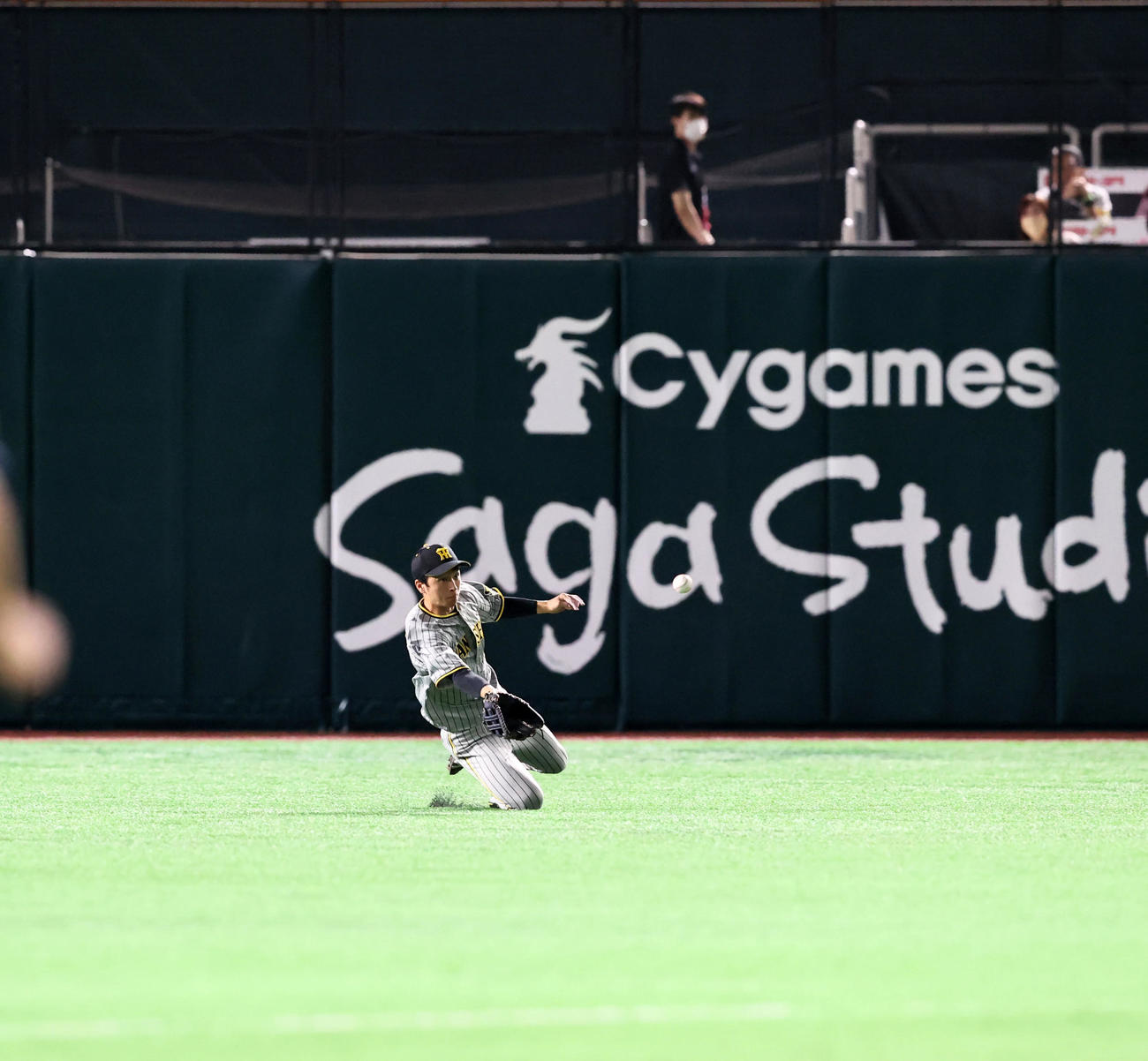 ソフトバンク対阪神　2回裏ソフトバンク無死一塁、近本は三森の飛球をスライディングキャッチし併殺を奪う（撮影・加藤哉）