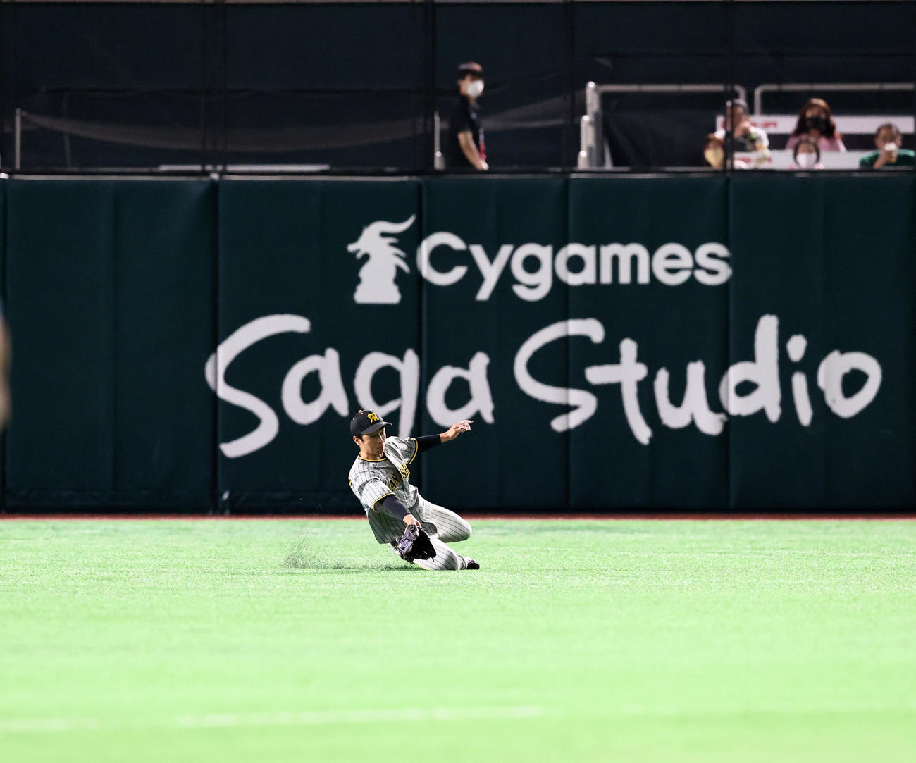 ソフトバンク対阪神　2回裏ソフトバンク無死一塁、近本は三森の飛球をスライディングキャッチし併殺を奪う（撮影・加藤哉）