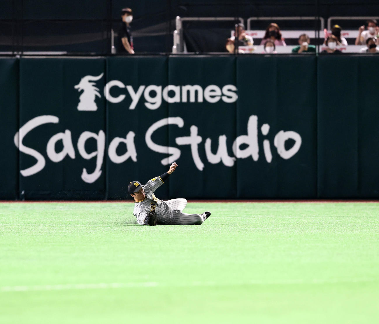 ソフトバンク対阪神　2回裏ソフトバンク無死一塁、近本は三森の飛球をスライディングキャッチし併殺を奪う（撮影・加藤哉）