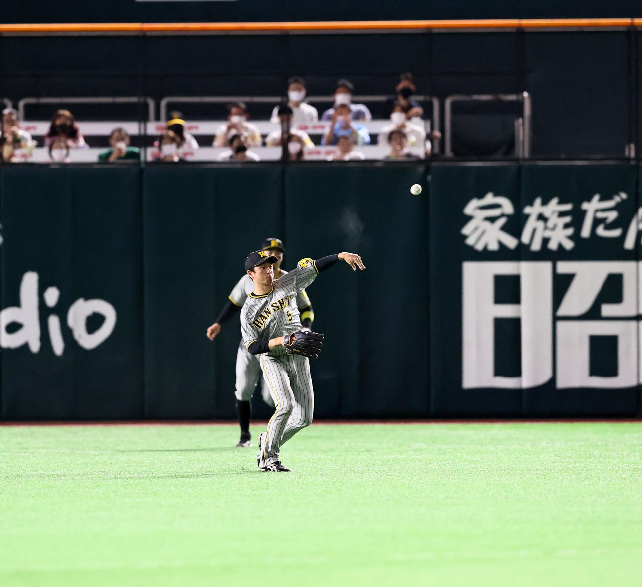 ソフトバンク対阪神　2回裏ソフトバンク無死一塁、近本は三森の飛球をスライディングキャッチし併殺を奪う（撮影・加藤哉）