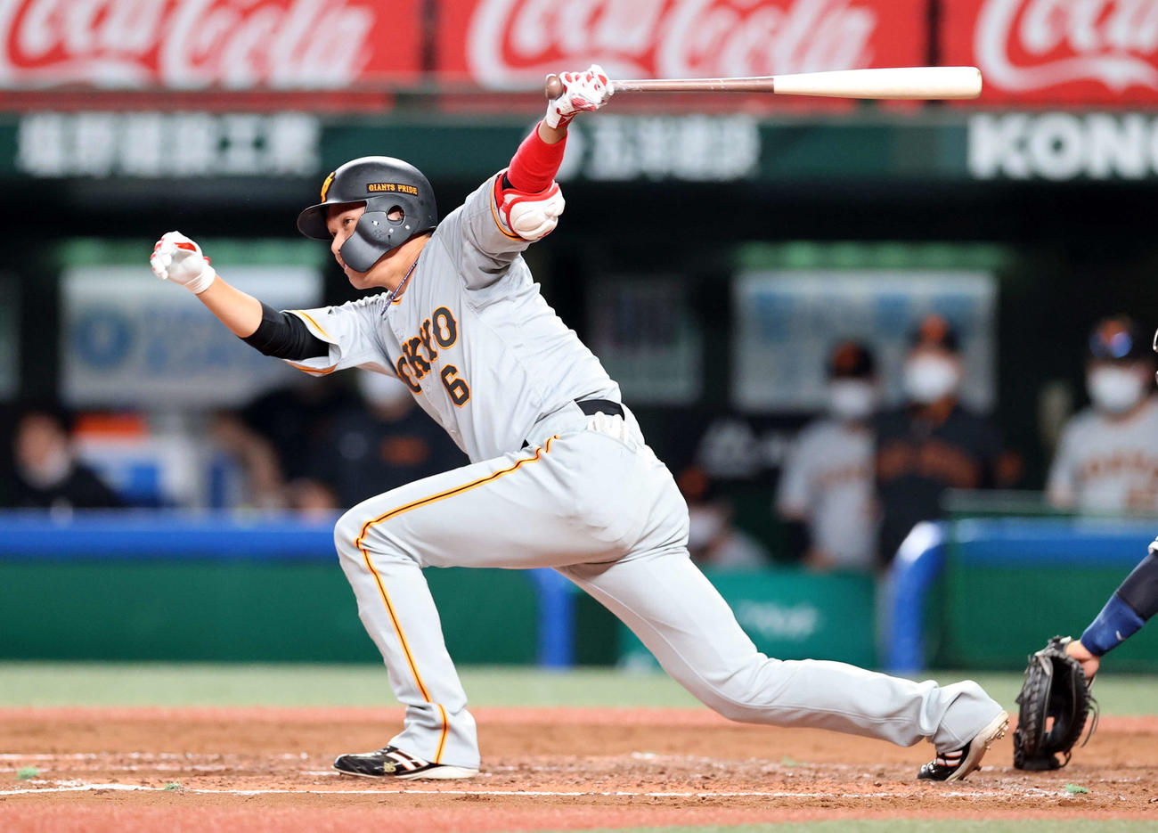 西武対巨人　3回表巨人2死一、二塁、坂本は左先制適時打を放つ（撮影・浅見桂子）