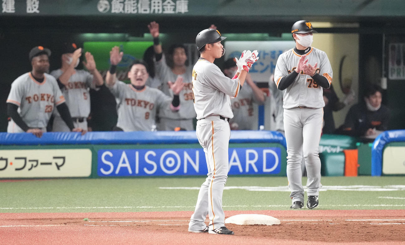 西武対巨人　3回表巨人2死一、二塁、先制の左前適時打を放った坂本は手をたたく（撮影・鈴木みどり）