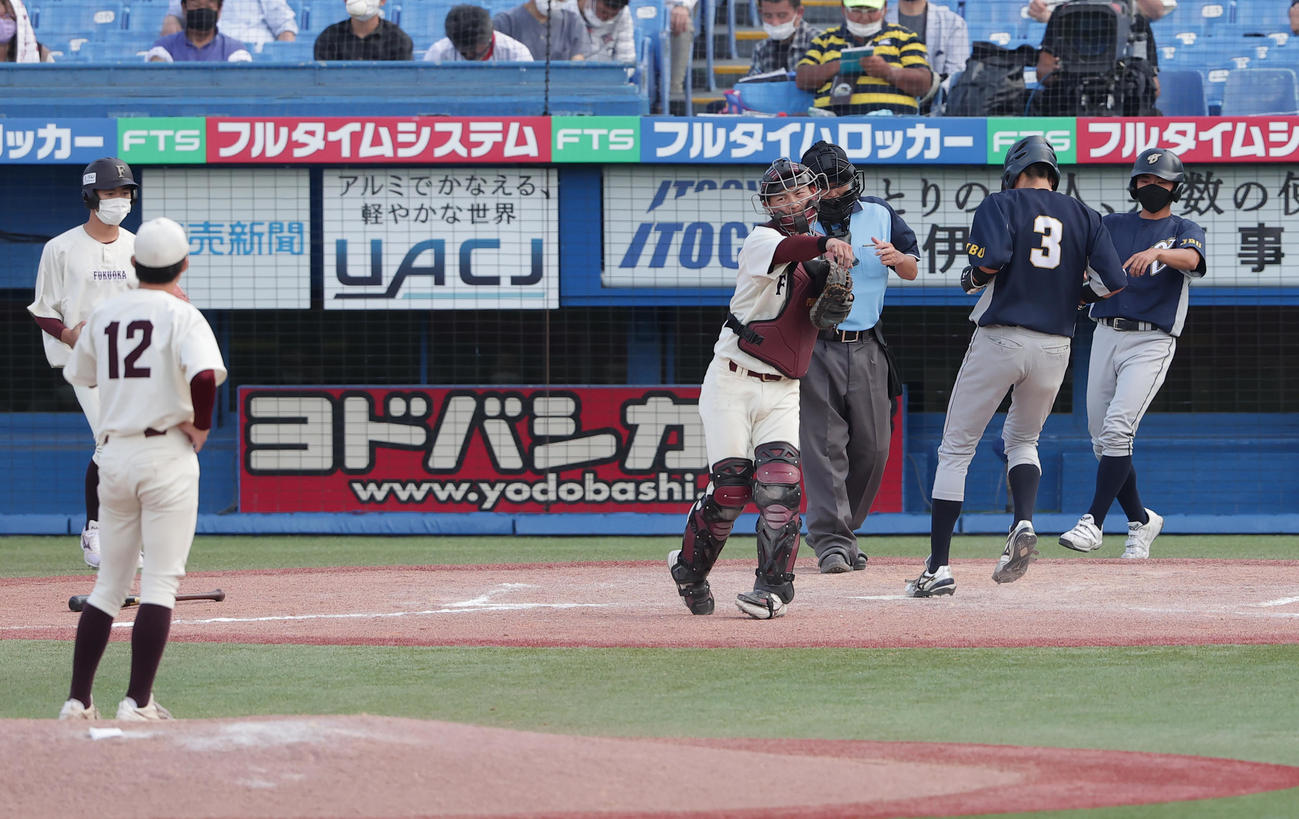 上武大対福岡大　9回裏上武大2死満塁、押し出し四球で勝ち越しの生還をする鈴木。投手斎藤（撮影・野上伸悟）