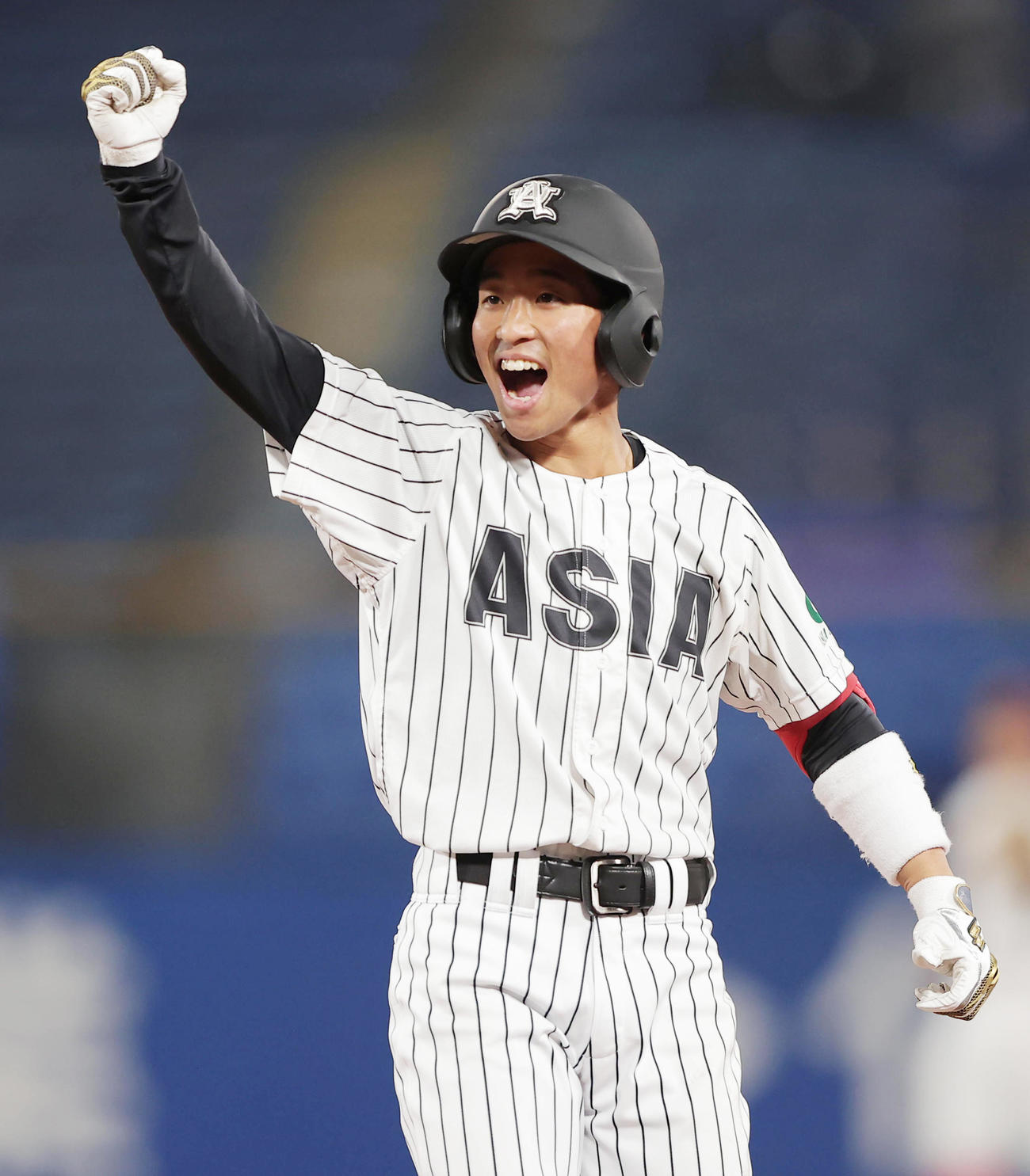 名城大対亜大　1回裏亜大無死、中前打を放ちガッツポーズの田中幹（撮影・野上伸悟）