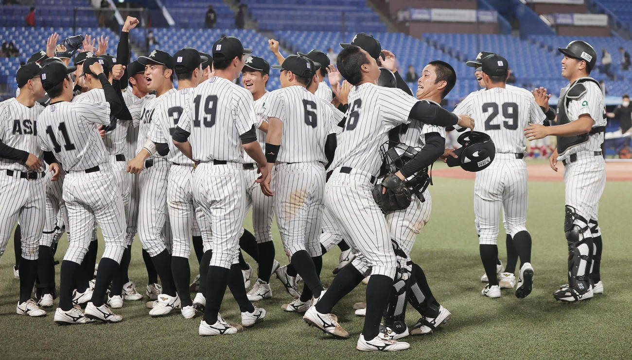 名城大対亜大　準決勝進出を決め喜ぶ亜大の選手たち（撮影・野上伸悟）