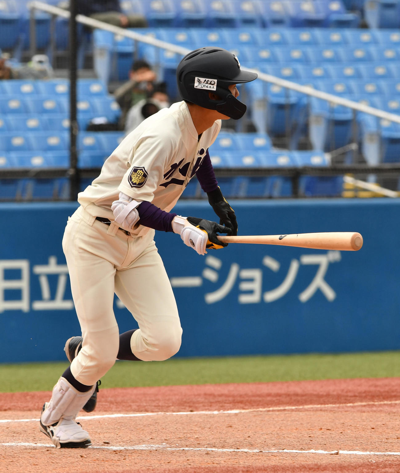 明大対佛教大　9回表明大2死二塁、西山は左中間に同点の適時二塁打を放つ（撮影・柴田隆二）