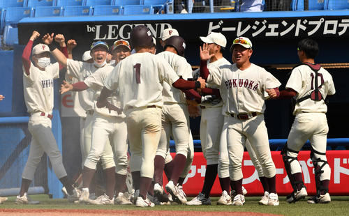 上武大対福岡大　7回裏福岡大2死満塁、松尾龍の一塁強襲適時打で2点が入り喜ぶナイン（撮影・柴田隆二）