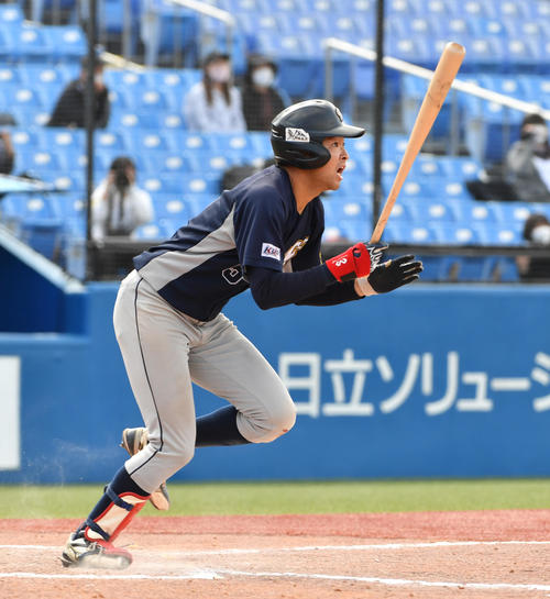 上武大対福岡大　9回表上武大無死二、三塁、河野は右越えに適時二塁打を放つ（撮影・柴田隆二）