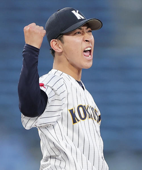 完投勝利で準決勝進出を決めガッツポーズで喜ぶ東日本国際大・大山（撮影・野上伸悟）