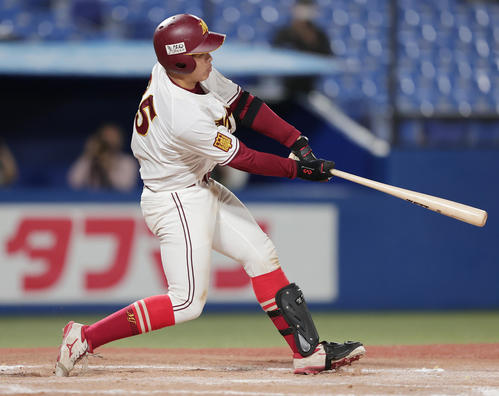 名城大対亜大　8回表名城大2死、中越え本塁打を放つ野口（撮影・野上伸悟）
