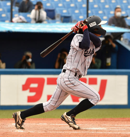 明大対佛教大　2回裏佛教大1死満塁、田中は中犠飛を放つ（撮影・柴田隆二）