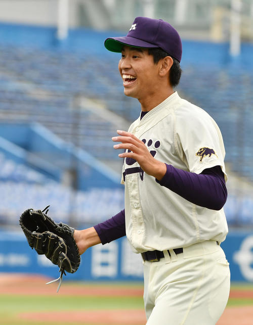 明大対佛教大　2回途中から登板した明大・久野はピンチを切り抜け笑顔を見せる（撮影・柴田隆二）