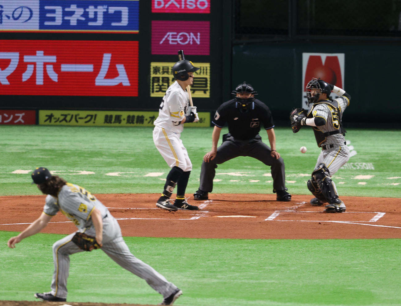 ソフトバンク対阪神　1回裏ソフトバンク無死一塁、打者牧原大のとき一塁走者の周東は二盗成功、捕手は長坂（撮影・梅根麻紀）