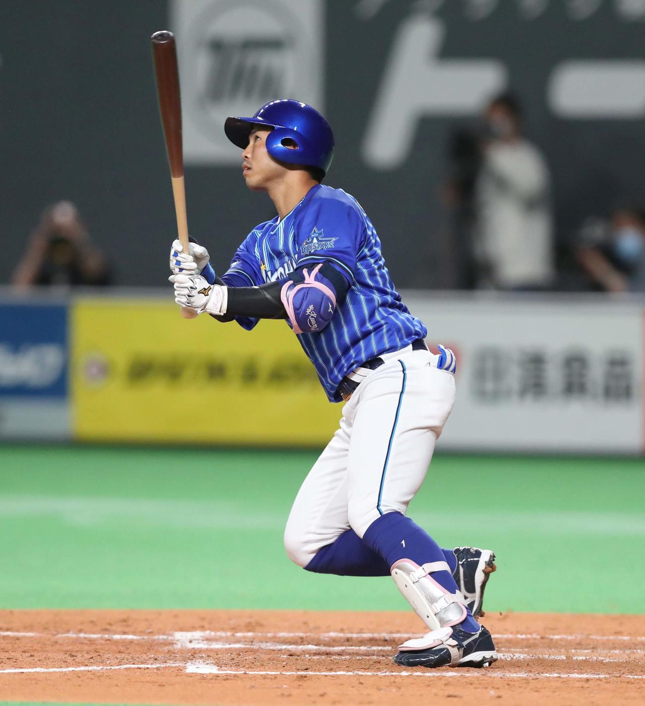 日本ハム対DeNA 5回表DeNA1死、左越え本塁打を放つ桑原（撮影・黒川智章）