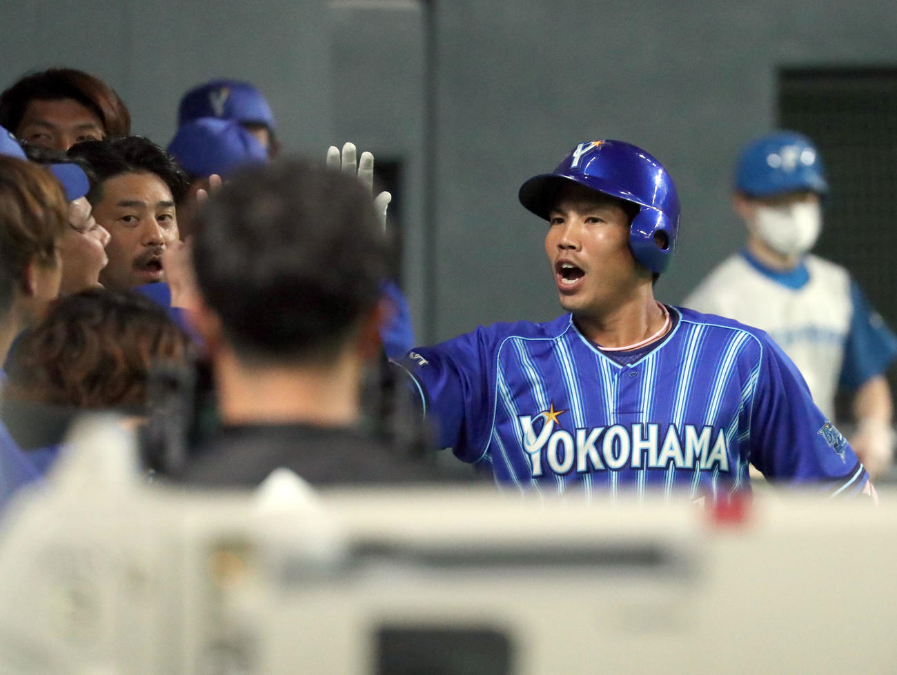 日本ハム対DeNA 5回表DeNA1死、桑原は同点となる左越え本塁打を放ちチームメートに出迎えられる（撮影・佐藤翔太）